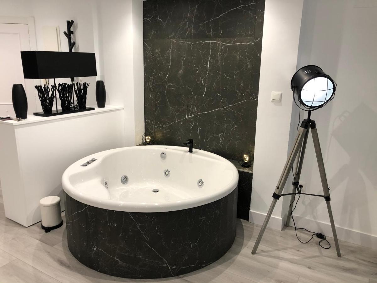 Black And White Suitte "Plaza" Noja Εξωτερικό φωτογραφία