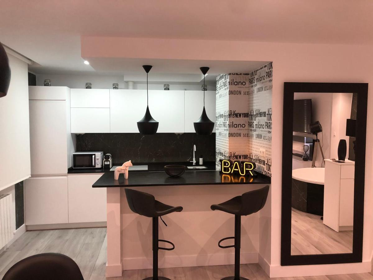 Black And White Suitte "Plaza" Noja Εξωτερικό φωτογραφία