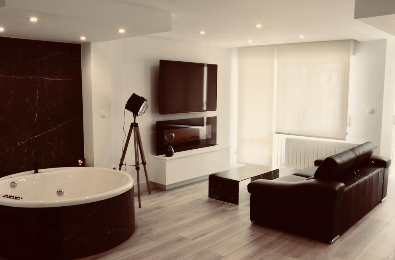 Black And White Suitte "Plaza" Noja Εξωτερικό φωτογραφία