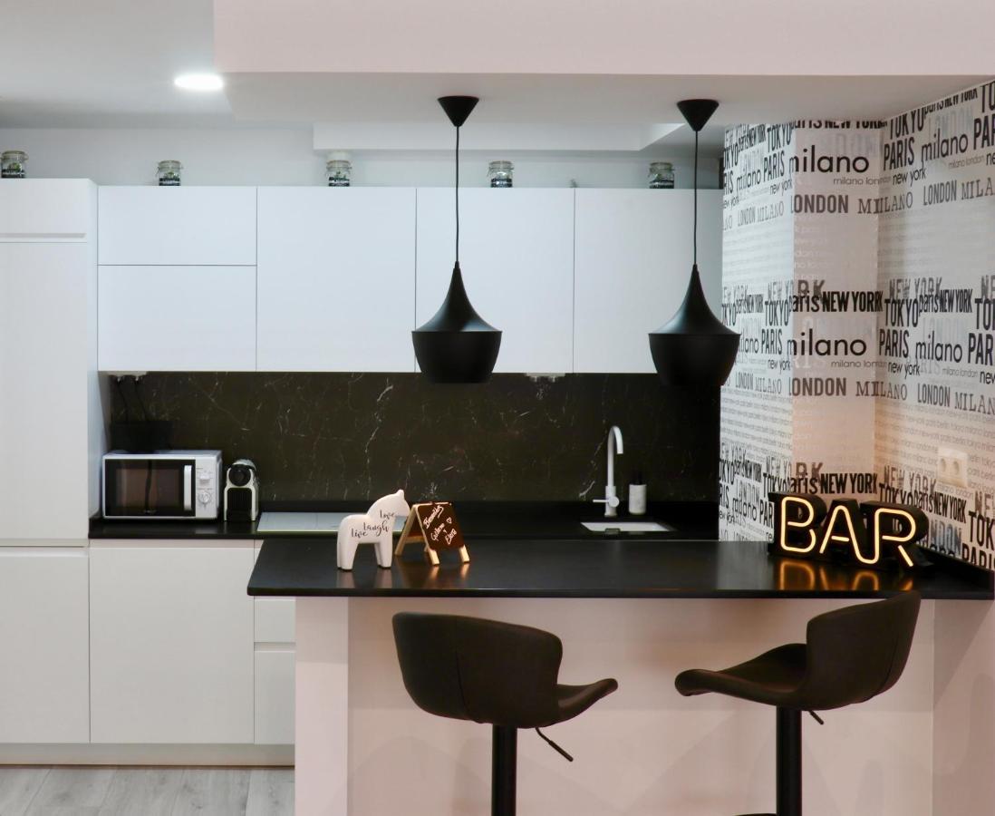 Black And White Suitte "Plaza" Noja Εξωτερικό φωτογραφία