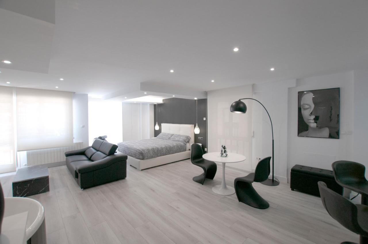 Black And White Suitte "Plaza" Noja Εξωτερικό φωτογραφία